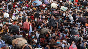Hindistan&rsquo;da binlerce kişinin terminalde bir arada beklemesi endişeye yol açtı